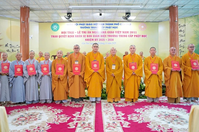 Trao quyết định chuẩn y nhân sự Ban Thư ký Trường Trung cấp Phật học TP.Cần Thơ Trao quyết định chuẩn y nhân sự Ban Thư ký Trường Trung cấp Phật học TP.Cần Thơ