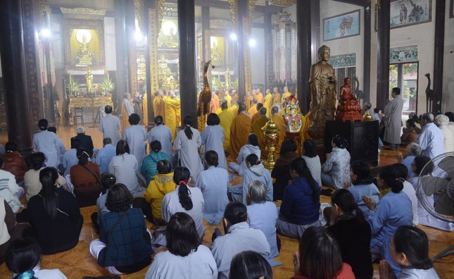 Đông đảo Phật tử về chùa dự lễ