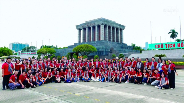 Đoàn chụp ảnh lưu niệm trước Lăng Chủ tịch Hồ Chí Minh