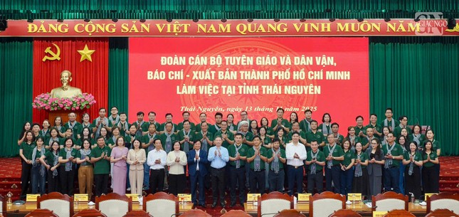 Đoàn làm việc, trao quà tìn nghĩa tại trụ sở Tỉnh ủy Thái Nguyên