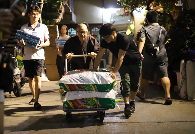 Chư Tăng, Phật tử chùa Bửu Đà vận chuyển hàng hóa để cứu trợ khẩn Chư Tăng, Phật tử chùa Bửu Đà vận chuyển hàng hóa để cứu trợ khẩn