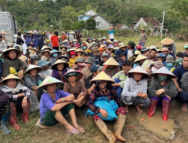 Người dân chờ đến lượt nhận quà - Ảnh: CBĐ