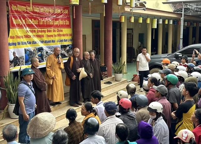 Đoàn trao quà đến bà con tại xã Diên Lạc, tỉnh Khánh Hòa