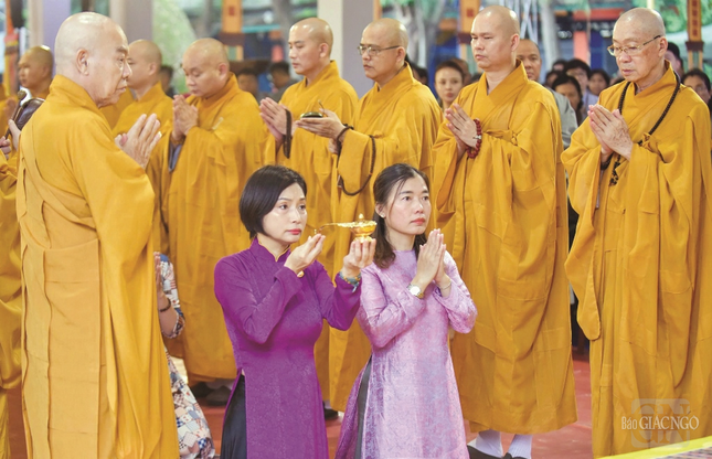 Đại diện Ủy ban MTTQVN P.Hòa Hưng dự lễ tưởng niệm - Ảnh: Quảng Đạo/BGN