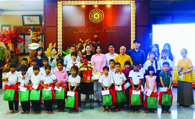 Hạnh phúc trọn vẹn của Bảo Trân đón sinh nhật tại chùa Hoa Nghiêm