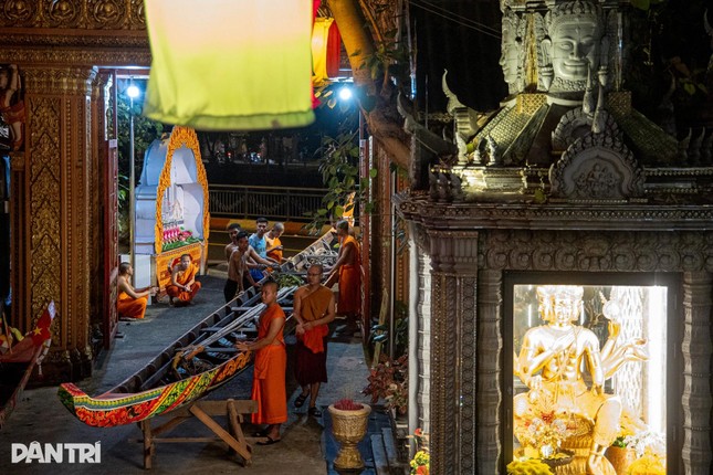 Một tuần trước ngày hội, chùa Chantarangsay đã sớm rộn ràng với các nhà sư và nghệ nhân tất bật sơn sửa, tu bổ những chiếc ghe ngo sẽ tranh tài trên kênh Nhiêu Lộc