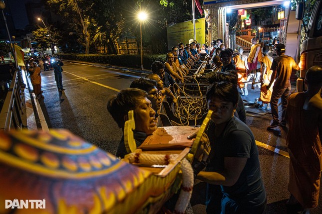 Các nhà sư cùng lực lượng Dân quân tự vệ phường Xuân Hòa đã phối hợp nhịp nhàng, kéo từng chiếc ghe dài gần 15m, nặng hàng trăm ký từ sân chùa ra mặt đường Hoàng Sa. Công đoạn này đòi hỏi sự đồng lòng và sức mạnh tập thể