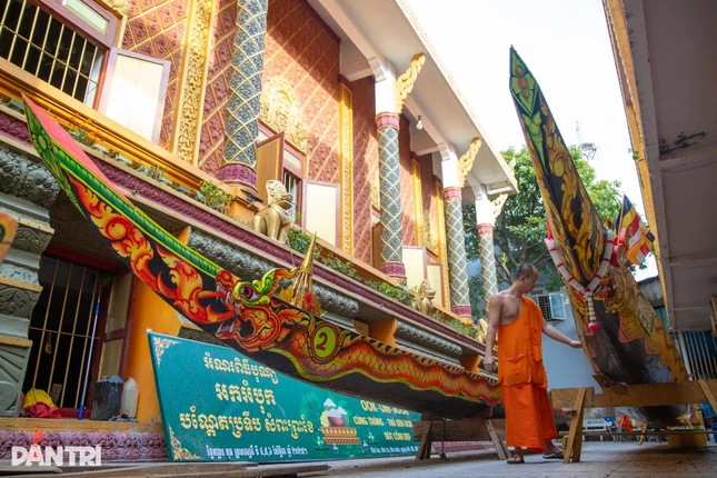 Tại sân chùa, tám chiếc ghe ngo được dựng ngay ngắn, khoe sắc dưới những lớp sơn rực rỡ. Đầu ghe vút nhọn mang hình tượng rồng, thân ghe phủ kín họa tiết vảy uốn lượn. Từng chiếc ghe được sơn lót bằng 2 lớp trước khi được các nghệ nhân cẩn thận vẽ lên các chi tiết công phu như rắn rồng, thần Naga, chim Krut, nàng tiên cá, voi, hổ, ngựa hay cá sấu… đây là những sinh linh bảo hộ, tượng trưng cho sức mạnh trong tín ngưỡng của đồng bào Khmer