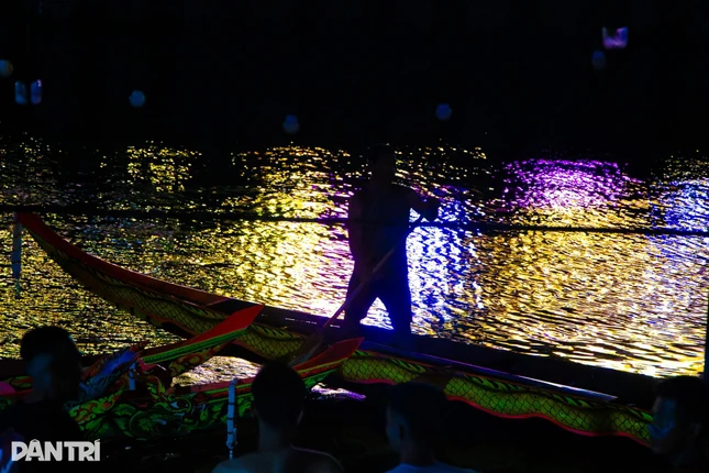 Ánh đèn hắt lên thân ghe rực rỡ, tạo nên cảnh tượng vừa náo nhiệt vừa trang nghiêm giữa đêm trước ngày khai hội