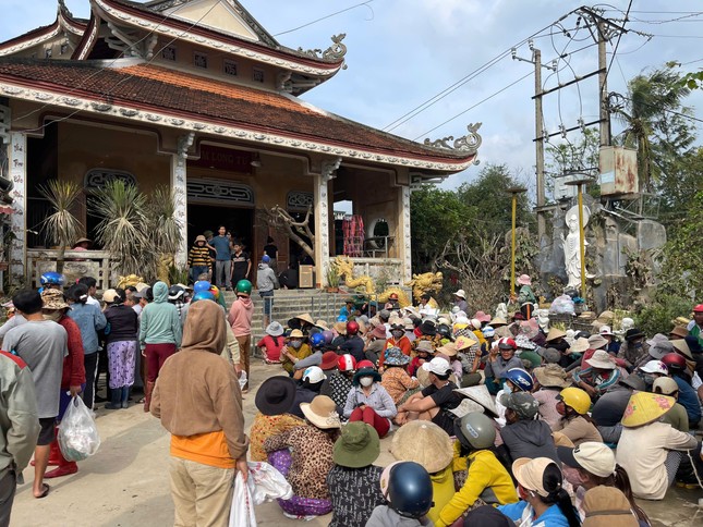 Người dân đến chùa Hàm Long chờ nhận quà