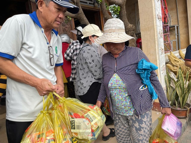 Gia đình Phật tử Kỳ Hoàn tặng quà đến bà con tại xã Đồng Xuân