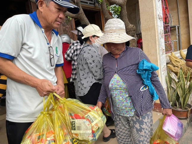 Gia đình Phật tử Kỳ Hoàn tặng quà đến bà con tại xã Đồng Xuân