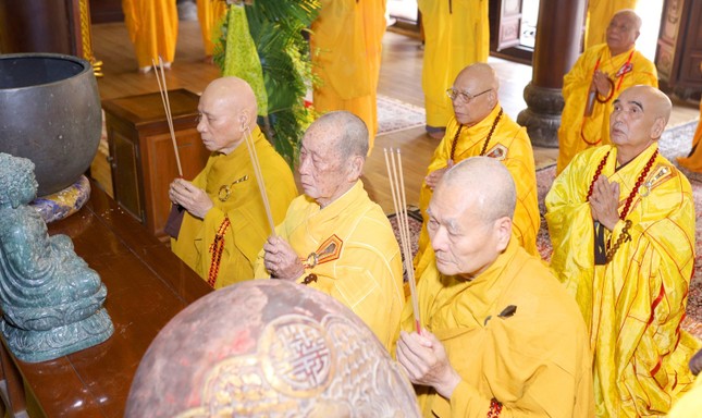 Chư tôn giáo phẩm dâng hương tưởng niệm