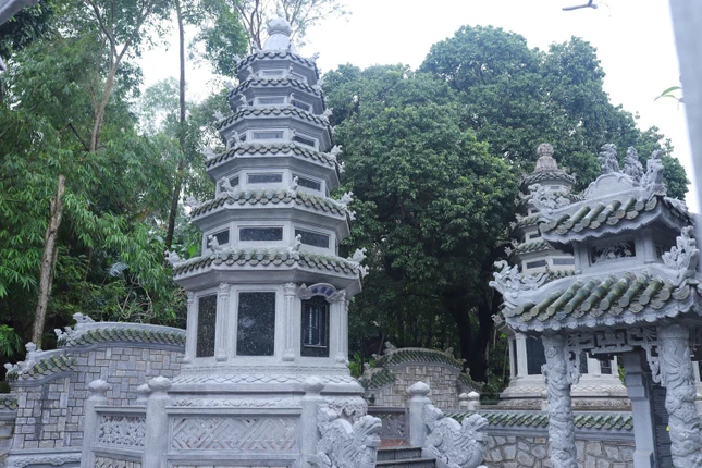 Bảo tháp Trưởng lão Hòa thượng Thích Chơn Thiện trong khuôn viên tổ đình Tường Vân