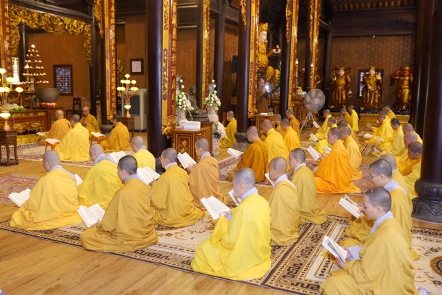 Chư Tăng Ni Học viện Phật giáo VN tại Huế đồng tụng thời kinh cầu nguyện