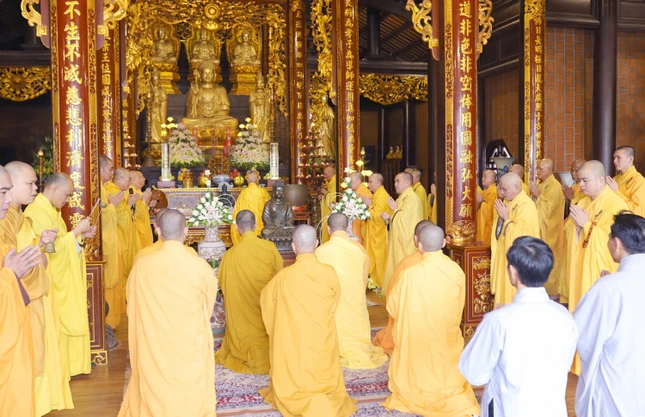 Trang nghiêm khóa lễ cúng ngọ tại chánh điện tổ đình Tường Vân