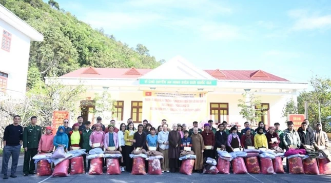 Đoàn tặng 30 phần quà đến các hộ gia đình gặp khó khăn do ảnh hưởng của cơn bão số 10