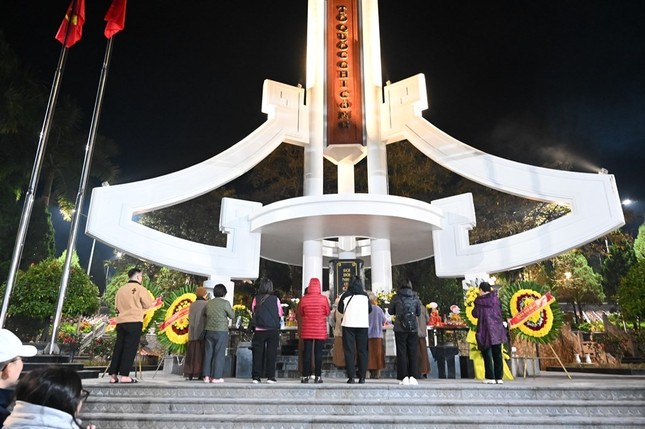 Đoàn từ thiện cử hành nghi lễ dâng hương tưởng niệm, cầu siêu anh linh các anh hùng liệt sĩ tại Nghĩa trang Liệt sĩ Quốc gia Vị Xuyên