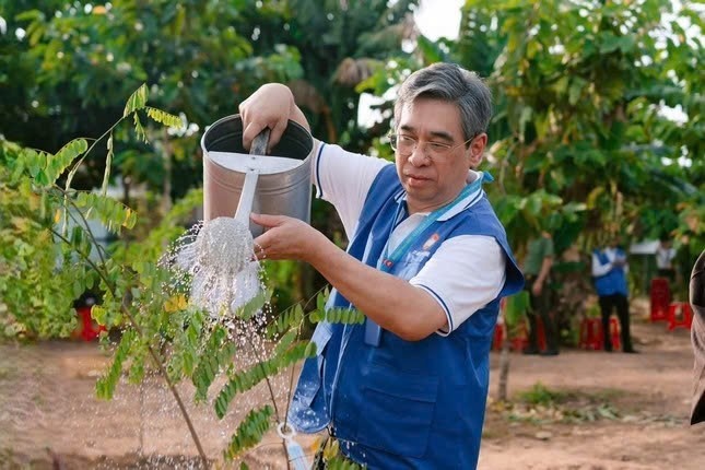 Phó Bí thư Thành ủy, Chủ tịch Ủy ban MTTQVN TP.HCM Nguyễn Phước Lộc trong hoạt động trồng 500 cây xanh