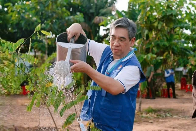 Phó Bí thư Thành ủy, Chủ tịch Ủy ban MTTQVN TP.HCM Nguyễn Phước Lộc trong hoạt động trồng 500 cây xanh