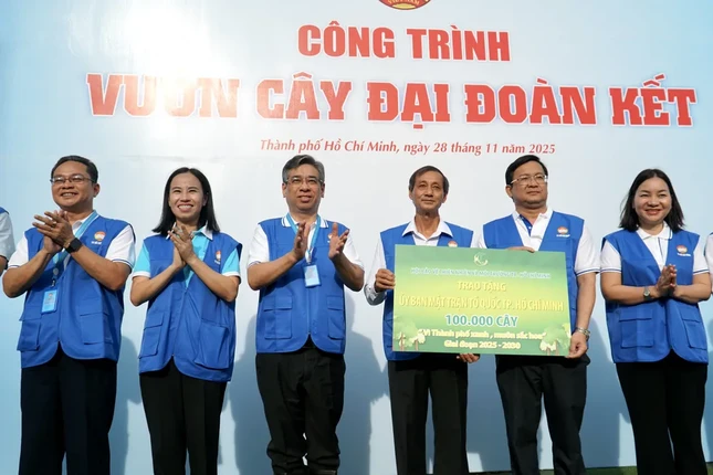 Chủ tịch Hội Bảo vệ Thiên nhiên và Môi trường TP.HCM Đặng Văn Khoa trao bảng tượng trưng tặng 100.000 cây xanh cho Ủy ban MTTQVN TP.HCM - Ảnh: Bảo Phương