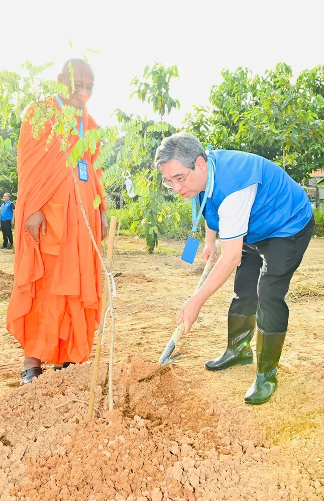 Ông Nguyễn Phước Lộc, Phó Bí thư Thành ủy, Chủ tịch Ủy ban MTTQVN TP.HCM thực hiện trồng cây - Ảnh: Việt Dũng