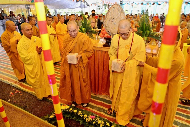 Chư tôn đức đặt những viên đá đầu tiên, chính thức khởi công xây dựng ngôi chánh điện chùa Trung Hòa và các hạng mục công trình khác