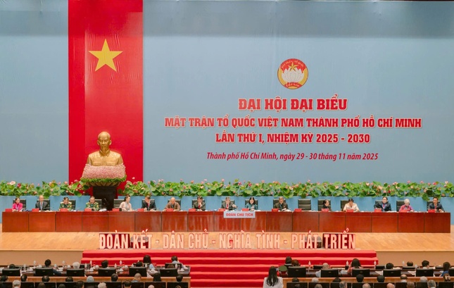 Đoàn Chủ tịch phiên khai mạc Đại hội đại biểu MTTQVN TP.HCM lần thứ I, nhiệm kỳ 2025-2030 - Ảnh: BTC