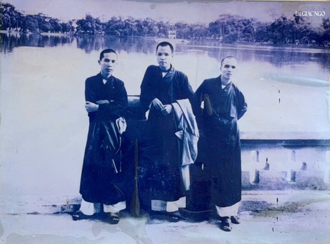 Từ trái qua phải: Hòa thượng Thích Thiện Siêu, Hòa thượng Thích Thiện Minh, Hòa thượng Thích Trí Quang chụp năm 1952 bên Hồ Hoàn Kiếm