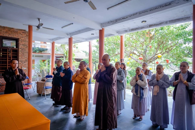 Đảnh lễ cúng dường Tam bảo trợ duyên chùa Tân Tây bị thiệt hại trong đợt lũ vừa qua Đảnh lễ cúng dường Tam bảo trợ duyên chùa Tân Tây bị thiệt hại trong đợt lũ vừa qua