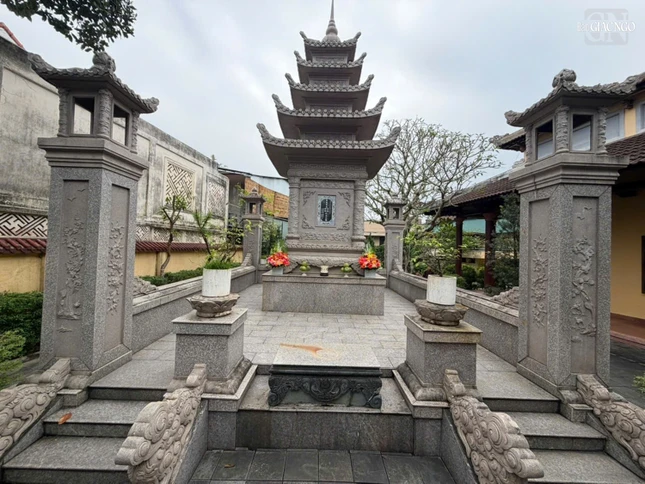 Bảo tháp trong khuôn viên tổ đình Từ Đàm lưu giữ một phần xá-lợi Trưởng lão Hòa thượng Thích Trí Quang