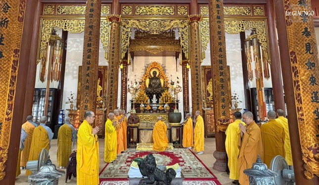 Lễ cúng ngọ truyền thống tại chánh điện tổ đình Từ Đàm