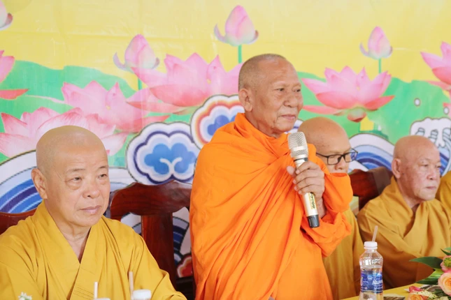 Hòa thượng Thạch Sok Xane ban đạo từ