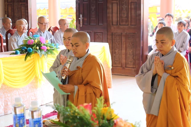 Sư cô Thích nữ Đức Huy dâng lời phát nguyện