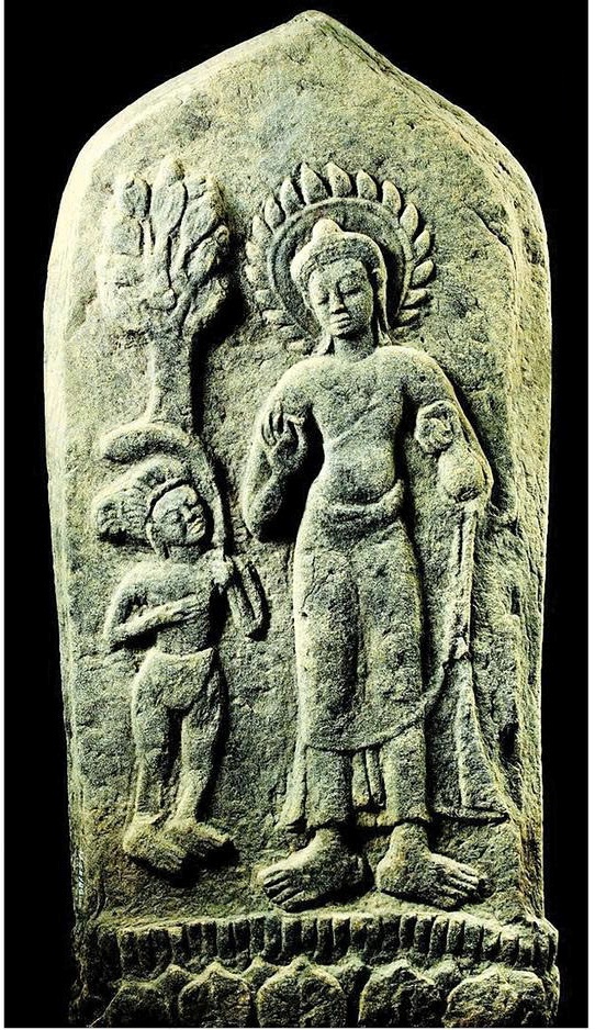 Sotthiya dâng cỏ kusa cho Đức Phật trên một sīmā từ Muang Fa Daet, thế kỷ thứ VIII đến thế kỷ thứ IX, bằng đá sa thạch