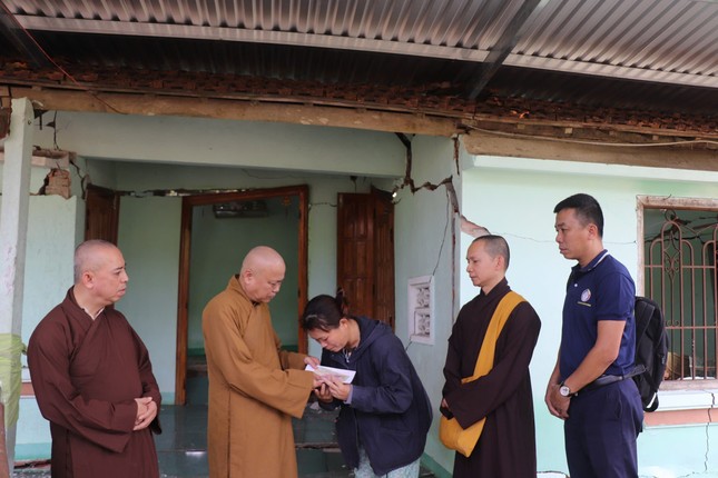 Thượng tọa Thích Quảng Thiện trao phần quà hỗ trợ đặc biệt cho hộ dân bị sụt lún nhà cửa nặng nề do lũ lụt