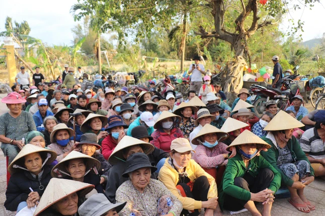 Bà con thôn Long Uyên, xã An Dân, Phú Yên (cũ) đến nhận quà