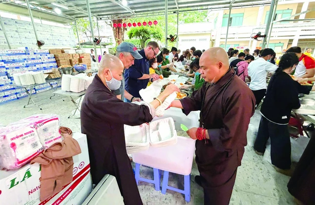 Thượng tọa Thích Thanh Phong trực tiếp chỉ đạo các bếp ăn dã chiến tại Đại học Nha Trang, tỉnh Khánh Hòa