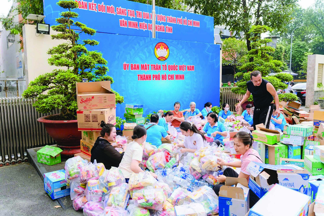 Mỗi người một việc khẩn trương tiếp sức bà con vùng lũ