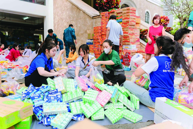 Rất đông các bạn trẻ tình nguyện đến hỗ trợ tại các điểm tiếp nhận.