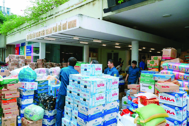 Một trong những điểm tiếp nhận có số lượng hàng hóa rất lớn là Nhà Văn hóa Thanh niên TP.HCM (P.Sài Gòn)