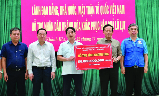 Bí thư Thành ủy TP.HCM Trần Lưu Quang đại diện trao 50 tỷ đồng hỗ trợ của TP.HCM đến tỉnh Khánh Hòa