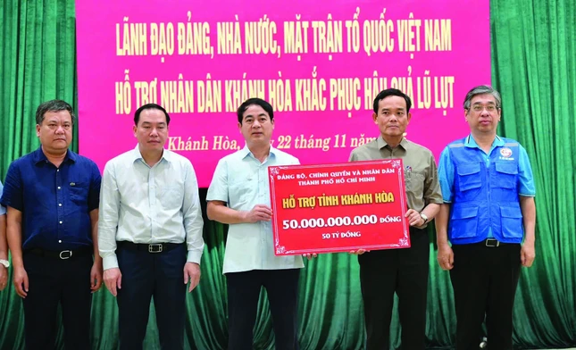 Bí thư Thành ủy TP.HCM Trần Lưu Quang đại diện trao 50 tỷ đồng hỗ trợ của TP.HCM đến tỉnh Khánh Hòa