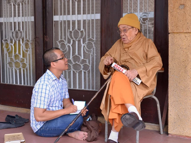 Tác giả trong lần ghi "Tết xưa" với Trưởng lão Hòa thượng Thích Hiển Tu tại chùa Xá Lợi (năm 2010) - Ảnh Bảo Toàn/BGN