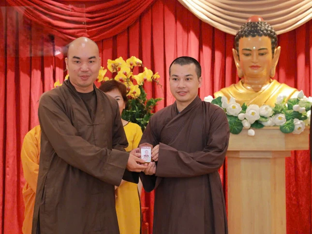 Đại đức Thích Quảng Hậu, Chủ nhiệm Câu lạc bộ Phóng viên - Cộng tác viên Báo Giác Ngộ (trái) trao thẻ cộng tác viên đến Đại đức Thích Nguyên Hiếu