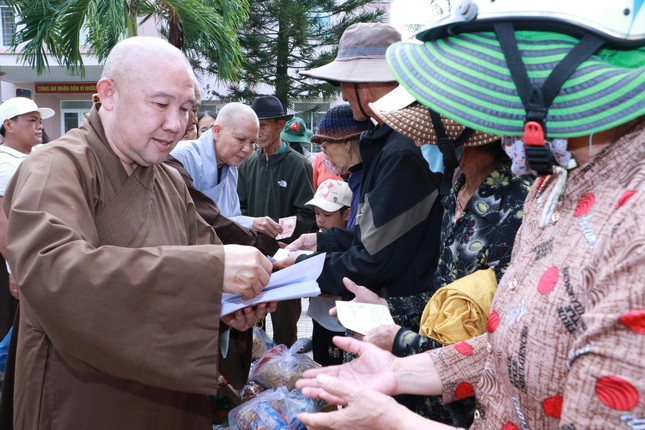 Thượng tọa Thích Chơn Trí tận tay trao quà đến bà con