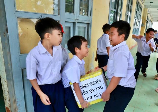 Em vui nhận quà Em vui nhận quà