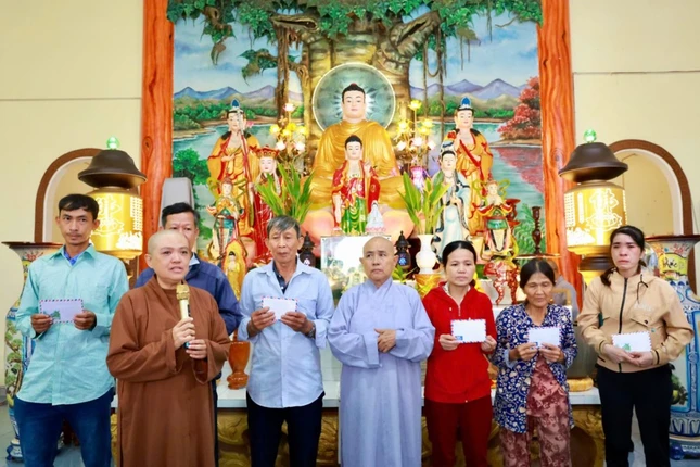 Thăm hỏi, động viên gia đình có thân nhân tử nạn do bão lũ Thăm hỏi, động viên gia đình có thân nhân tử nạn do bão lũ