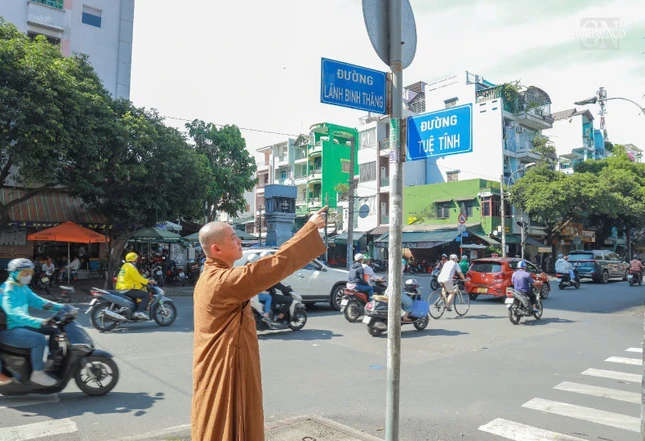 Đường Tuệ Tĩnh thuộc địa bàn P.13, Q.11 (cũ) - nay là P.Phú Thọ, TP.HCM, từ đường Tôn Thất Hiệp đến đường Ba Tháng Hai, dài khoảng 454m, lộ giới 20m, qua các ngã tư Công Chúa Ngọc Hân, Lãnh Binh Thăng. Đường được xây dựng từ năm 1955; ngày 6-7-1959, chính quyền Sài Gòn đặt tên là đường Tuệ Tĩnh