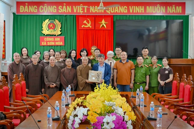 Trao quà đến cán bộ, chiến sĩ công an xã Sơn Hòa